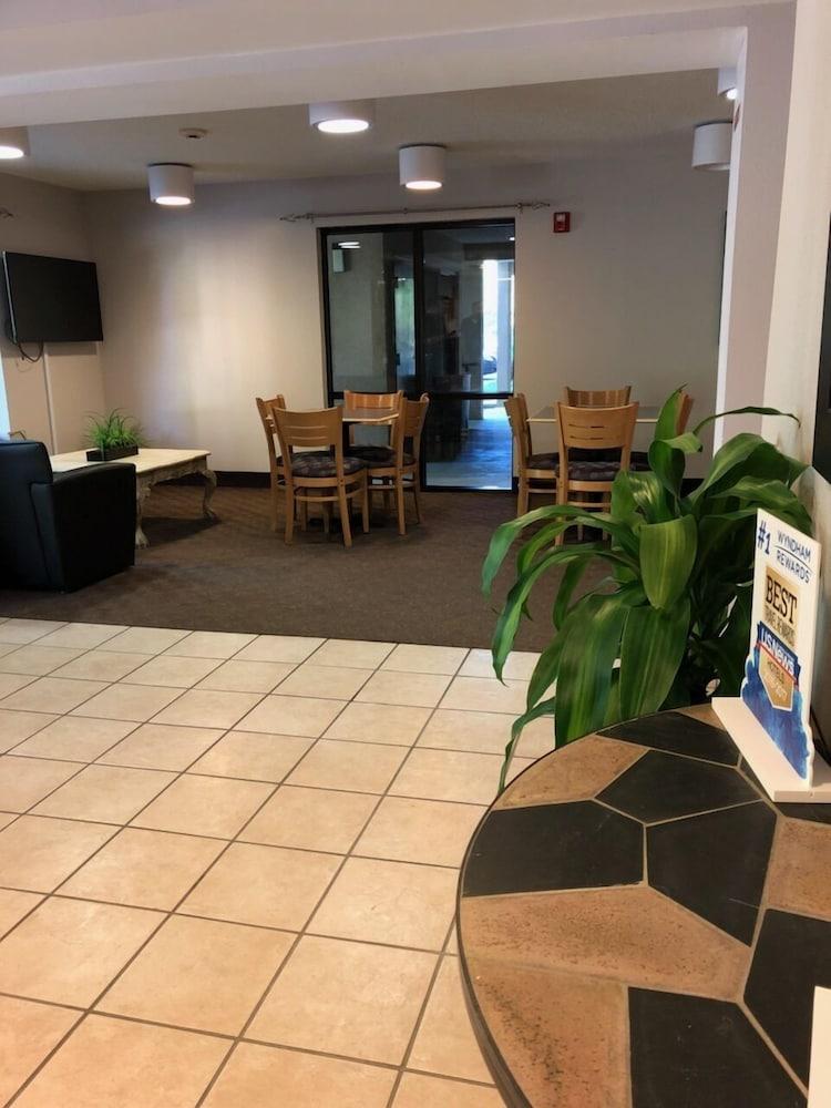 Super 8 By Wyndham Diberville Biloxi Area Exteriör bild