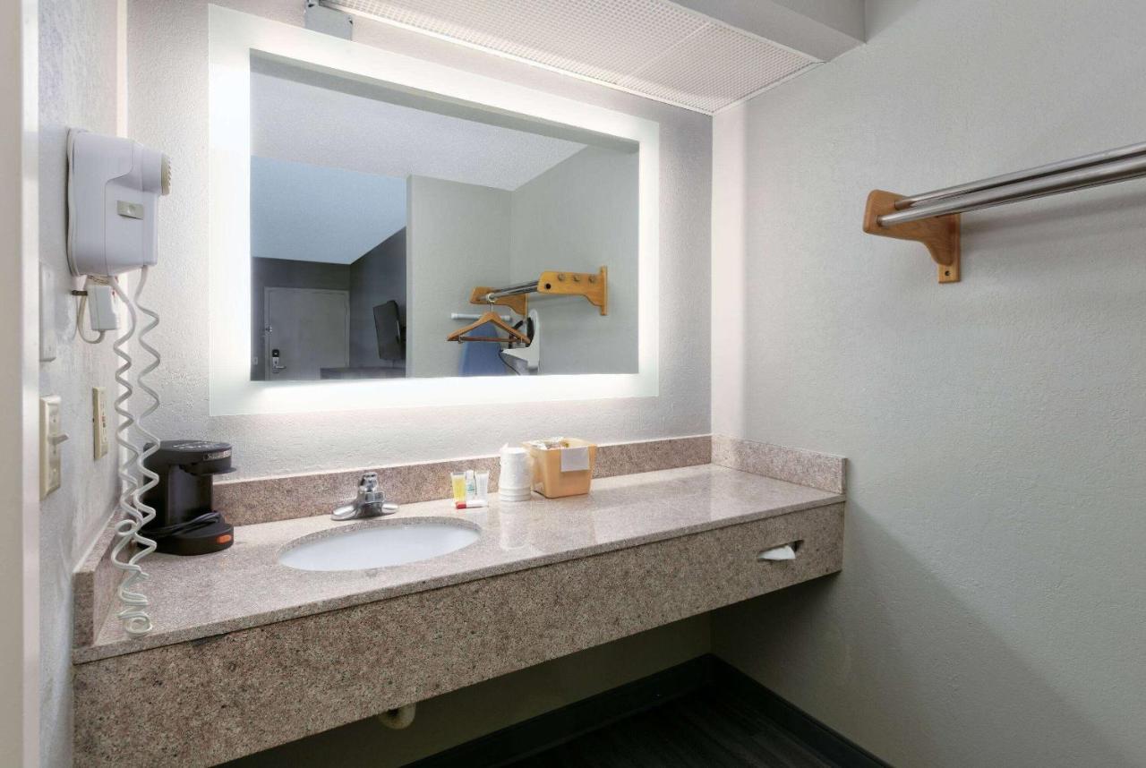 Super 8 By Wyndham Diberville Biloxi Area Exteriör bild
