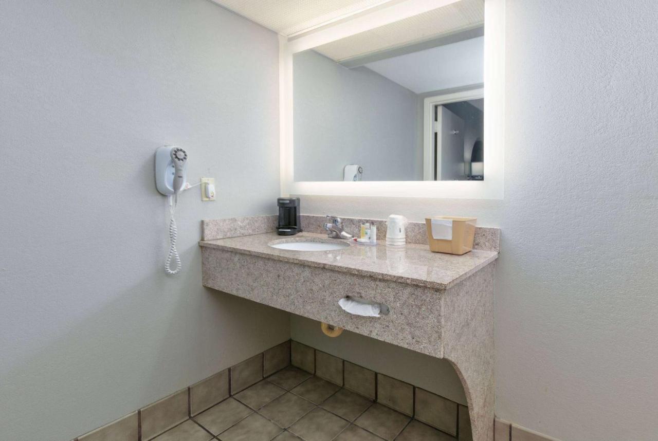 Super 8 By Wyndham Diberville Biloxi Area Exteriör bild